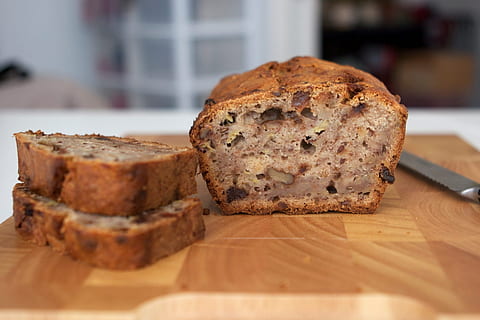 cocció, tall, pissarra, menjar i beguda, menjar, pa, a l'interior, frescor, benestar, taula de tallar, alimentació saludable, taula, al forn, primer pla, cap gent, natura morta, centrar-se en primer pla, llest per menjar, enfocament selectiu, llesca de pa, indulgència, material de fusta, temptació, pa marró, berenar, ganivet de taula, hidrats de carboni - tipus d'aliments, 1080P, CC0, domini públic, lliure de regalies