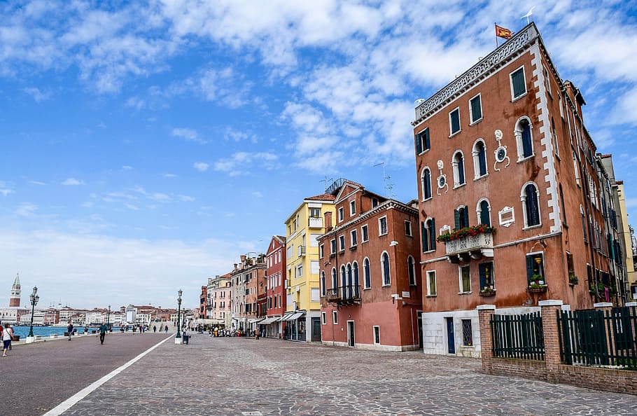 Marrone, alto, edificio, alto edificio, architettura, Europa, strada, scena urbana, struttura costruita, esterno dell'edificio, posto famoso, città, storia, vecchio, all'aperto, cielo, cittadina, paesaggio urbano, Casa, nuvola - cielo, destinazioni di viaggio, costruzione, quartiere residenziale, la strada davanti, giorno, natura, direzione, persone accessorie, mezzi di trasporto, prospettiva decrescente, 5K