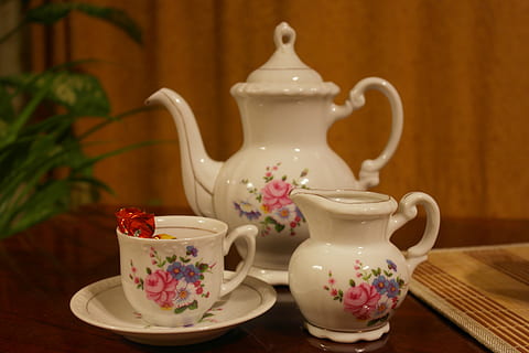 tre, bianco e rosa, floreale, ceramica, tè, impostato, Marrone, di legno, superficie, vasellame, servizio da caffè, tazza, creatore, lattaio, porcellana, teiera, tè - bevanda calda, culture, bere, tazza di tè, boccale, cibo e bevande, bevanda calda, rinfresco, piattino, tavolo, nessuno, avvicinamento, tè del pomeriggio, in casa, motivo floreale, bevanda analcolica, vassoio, 5K, CC0, dominio pubblico, privo di copyright