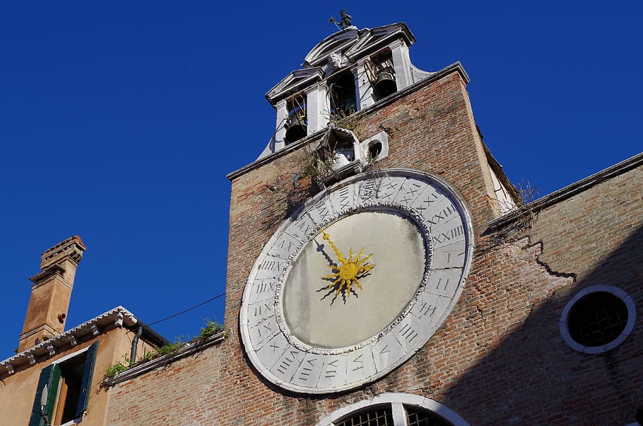rellotge de sol, Venècia, temps, vell, rellotge antic, 24 hores, arquitectura, exterior de l'edifici, vista d’angle baix, estructura construïda, història, rellotge, cel, edifici, religió, lloc de culte, cel clar, torre, blau, creença, cap gent, naturalesa, dia, espiritualitat, a l'aire lliure, 4K