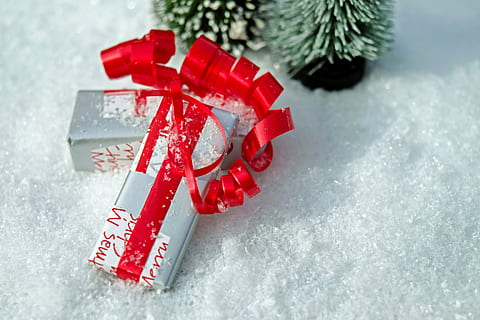 iki, gri, hediye kutuları, hediye, paket, döngü, kırmızı, yapılmış, paketlenmiş, paketleme, ambalaj kağıdı, etiketli, sürpriz, Noel, kış, kar, kutlama, Yılbaşı hediyesi, soğuk hava, Noel dekorasyonu, insansız, tatil, kurdele - dikiş kalemi, kurdele, kapatmak, dekorasyon, Beyaz renk, tatil etkinliği, Etkinlik, doğa, Noel süsü, buz, 4K