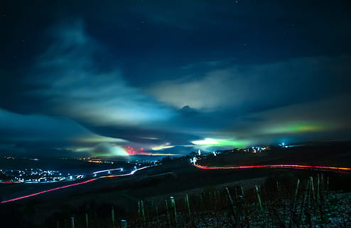 buio, nuvole, cielo, notte, luci, lunga esposizione, paesaggio, strada, sentiero, auto, veicolo, nuvola - cielo, illuminato, bellezza nella natura, architettura, scenics - natura, nessuno, natura, città, esterno dell'edificio, struttura costruita, scena tranquilla, la tranquillità, ambiente, luce - fenomeno naturale, all'aperto, paesaggio urbano, luce, potere in natura, 4K, CC0, dominio pubblico, privo di copyright