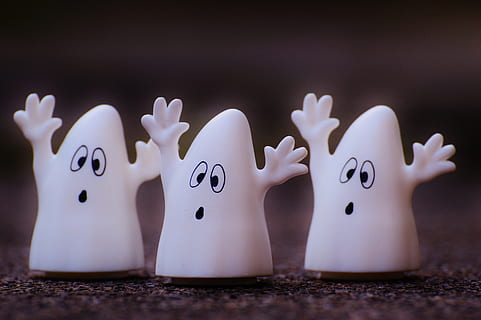 tres, blanc, decoracions de caspers, marró, superfície, fantasma, fantasmes, divertit, plàstic, joguines, bonic, diversió, figura, dolç, a l'interior, natura morta, representació, somrient, representació humana, cap gent, Color blanc, emoció, creativitat, felicitat, primer pla, taula, semblança masculina, art i artesania, cara somrient antropomòrfica, costat a costat, en fila, antropomòrfic, grup d'objectes, 5K, CC0, domini públic, lliure de regalies