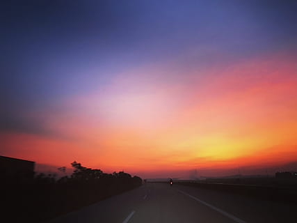 solnedgang, himmel, orange, landskab, lys, sommer, sollys, farve, aften, horisont, rød, blå, skumring, naturskøn, farverig, naturlig, natur, gul, vej, solnedgang street, transportmidler, orange farve, scenics - natur, vejen frem, bil, skønhed i naturen, retning, motor køretøj, ingen mennesker, transportform, land køretøj, ro, faldende perspektiv, kopiere plads, miljø, sky - himmel, udendørs, 4K, CC0, offentligt domæne, royaltyfrie