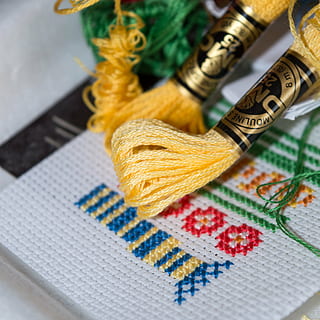 bordado, costura, hilo, seda floja, Hobby, hecho a mano, pasión, creatividad, ocio, brillante, color, amarillo, arte, textil, adentro, Arte y artesanía, de cerca, aguja, naturaleza muerta, nadie, multi color, mesa, vista de alto ángulo, aguja de coser, centrarse en primer plano, artículo de costura, lana, industria textil, accesorio personal, 4K, CC0, dominio público, libre de derechos