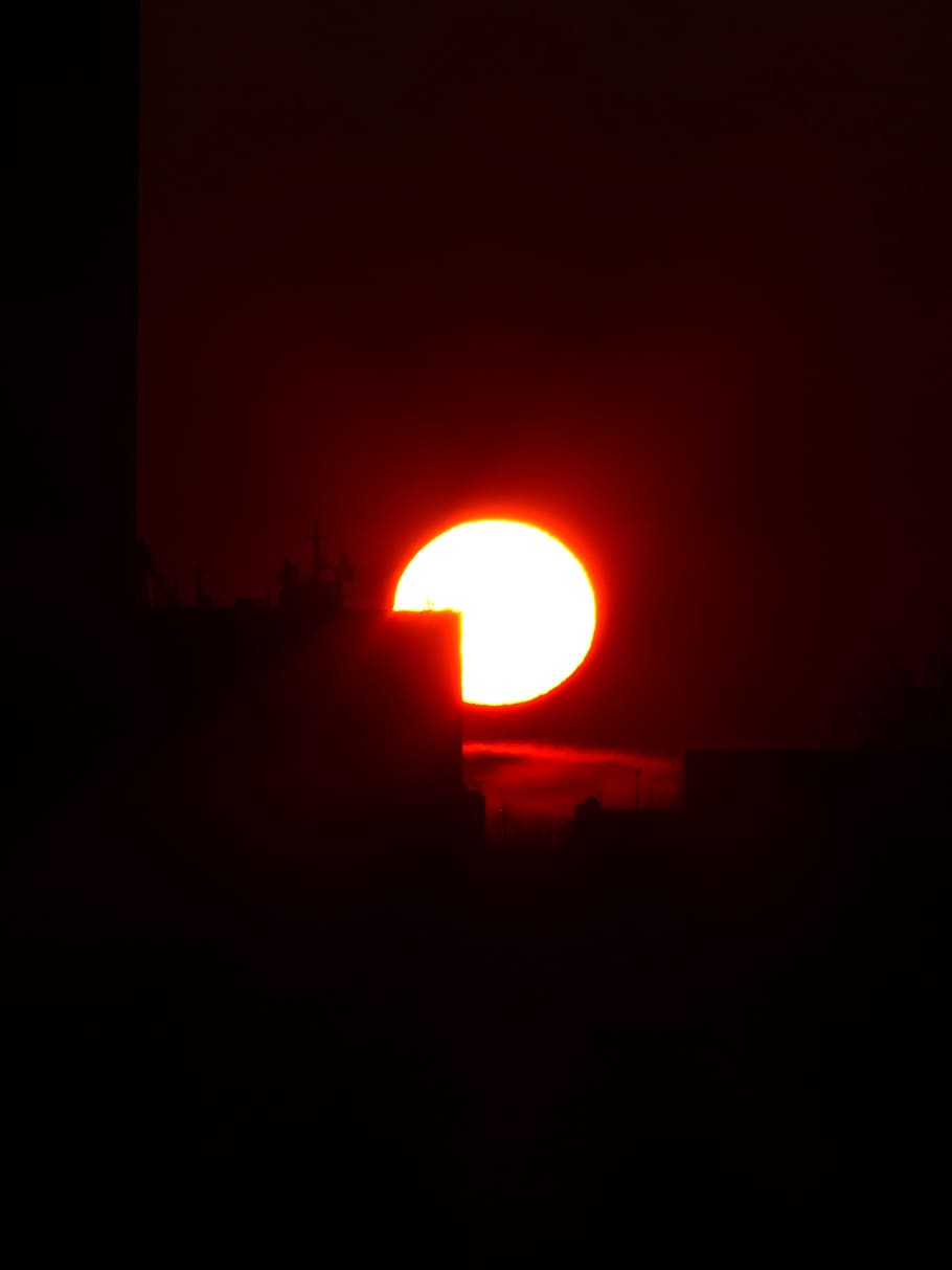 sol, disc solar, bola de foc, posta de sol, resplendor, abendstimmung, sitja de gra, schapfe mill, arquitectura, edifici, sitja, memòria, torre, nit, cap gent, espai, vermell, astronomia, a l'aire lliure, cel, color taronja, naturalesa, còpia espai, silueta, bellesa a la natura, fosc, idíl·lic, tranquil·litat, escena tranquil·la, escenics - natura, il·luminat, núvol - cel, 4K