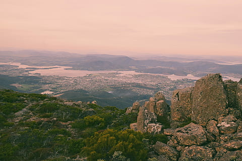 grigio, formazione rocciosa, montagna, superiore, giorno, roccia grigia, cima della montagna, natura, Paesaggi, paesaggio, collina, all'aperto, cielo, albero, panoramico, roccia - oggetto, la tranquillità, bellezza nella natura, nessuno, tramonto, ambiente, scenics - natura, nuvola - cielo, scena tranquilla, roccia, terra, pianta, destinazioni di viaggio, viaggio, picco di montagna, 5K, CC0, dominio pubblico, privo di copyright