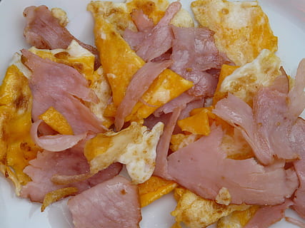 ovos mexidos, presunto, ovo, café da manhã, frito, comer, Comida, comida e bebida, fechar-se, frescura, carne, dentro de casa, ninguém, pronto para comer, carne de porco, visão de alto ângulo, ainda vida, alimentação pouco saudável, carne processada, porção, bacon, refeição, bem-estar, tiro do estúdio, lanche, 2K, CC0, domínio público, royalty free
