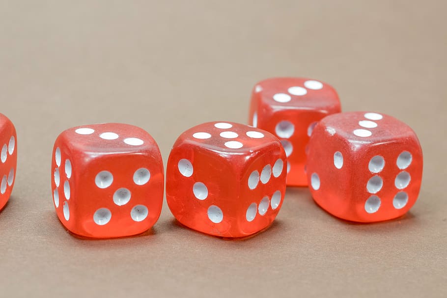 cinc, vermell i blanc, daus de joc, foto del focus, cub, Gamecube, velocitat instantània, pagar, jugar, pòquer, jugar al pòquer, joc, joguines, daus afortunats, vermell, sort, aleatòria, número de la sort, gesellschaftsspiel, adicció, prevenció, benefici, distribució, joc de pòquer, casino, taula de cubs, oportunitat, jocs d’oci, daus, guanyar, èxit, grup d'objectes, cultura i entreteniment artístic, primer pla, tacat, a l'interior, relaxació, cap gent, patró, Color blanc, lunars, natura morta, taula, tir de l'estudi, forma de cub, 4K
