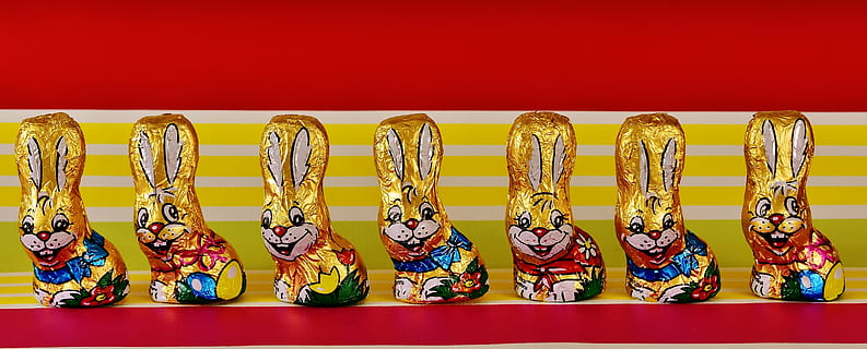 multicolor, decorativ, figurine de iepure, ciorchini de ciocolată, Paști, iepurașul de Paște, bomboane, Paste Fericit, temă easter, dulceaţă, delicios, salut de salut, marca, mancare si bautura, roșu, în interior, nici o persoana, multi colorate, alimente, a închide, fast food, gata să mănânce, zi, consecutiv, alegere, variație, repetiţie, unul langa altul, raft, fundal colorat, bogat ornamentat, studio shot, grup mare de obiecte, model, bogatie, cu amănuntul, luxos, 4K, CC0, domeniu public, fără drepturi de autor