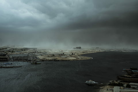 aèria, foto, port marítim, trist, núvols, blanc, vaixell, cos, aigua, núvol, tempesta, cloudscape, edifici, paisatge urbà, recinte firal, mar, oceà, exposició llarga, llac, riu, naturalesa, storn, núvol - cel, cel, arquitectura, exterior de l'edifici, vaixell nàutic, transport, estructura construïda, cap gent, manera de transport, destinacions de viatge, ciutat, boira, escenics - natura, viatjar, bellesa a la natura, a l'aire lliure, embarcacions de passatgers, 5K, CC0, domini públic, lliure de regalies