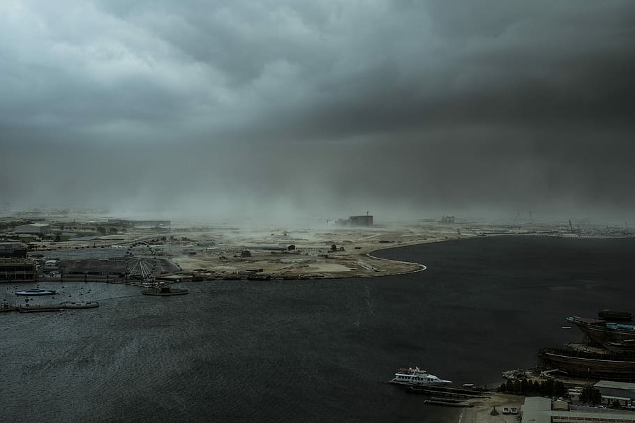aèria, foto, port marítim, trist, núvols, blanc, vaixell, cos, aigua, núvol, tempesta, cloudscape, edifici, paisatge urbà, recinte firal, mar, oceà, exposició llarga, llac, riu, naturalesa, storn, núvol - cel, cel, arquitectura, exterior de l'edifici, vaixell nàutic, transport, estructura construïda, cap gent, manera de transport, destinacions de viatge, ciutat, boira, escenics - natura, viatjar, bellesa a la natura, a l'aire lliure, embarcacions de passatgers, 5K