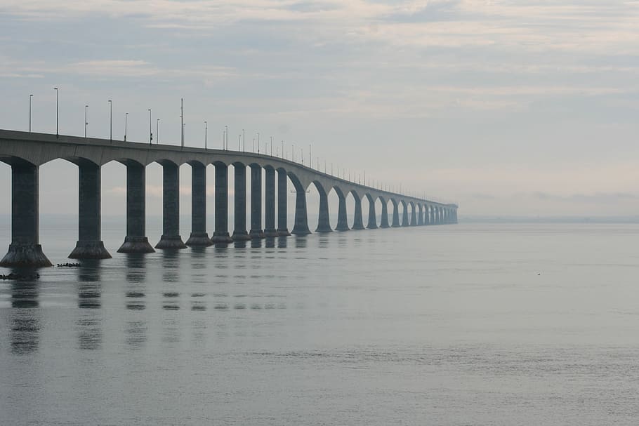 pont, mar, riu, aigua, núvol, costat, viatjar, passatge, davant del mar, pont - estructura feta per l'home, en fila, connexió, cel, arquitectura, naturalesa, núvol - cel, estructura construïda, posta de sol, escenics - natura, escena tranquil·la, tranquil·litat, bellesa a la natura, cap gent, horitzó, moll, horitzó sobre l’aigua, columna arquitectònica, a l'aire lliure, post de fusta, 2K