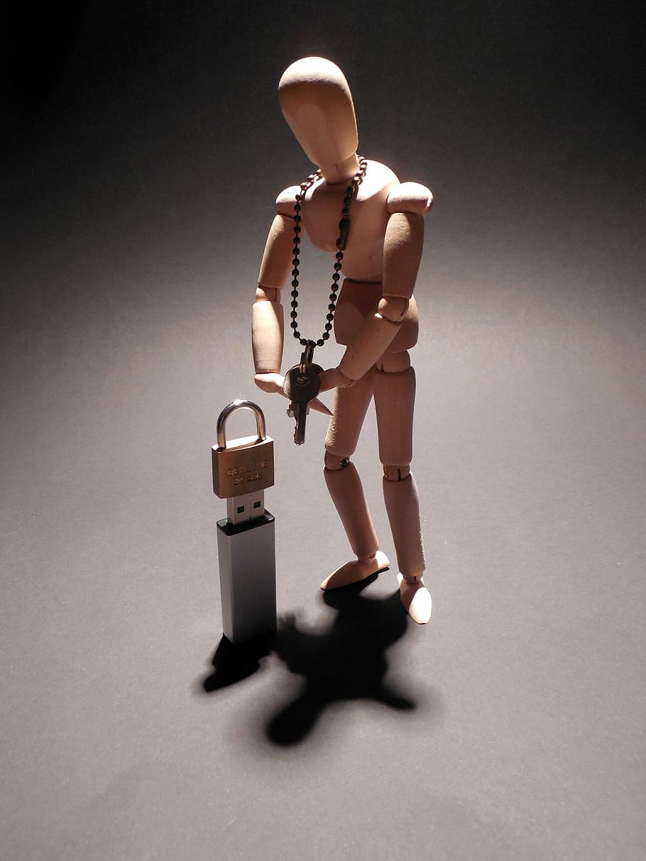 política de privacitat, usb, seguretat, contrasenya, còpia de seguretat de dades, suport d’emmagatzematge, dades, figura, holzfigur, disc, Ciències de la Computació, hacker, còpia de seguretat, castell, clau, cadenat, nina, maniquí, joguina, gent, homes, figureta, tir de l'estudi, longitud completa, sense camisa, fons de colors, fons gris, representació humana, representació, a l'interior, ombra, gris, equips d’il·luminació, natura morta, il·luminat, semblança femenina, tallar, art i artesania, part del cos humà, llum elèctrica, 2K