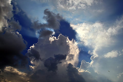 himmel, mørk, overskyet, mirakel, dramatisk, skønhed, smuk, sky - himmel, skønhed i naturen, blå, natur, cloudscape, ingen mennesker, lav vinkel visning, baggrunde, scenics - natur, ro, storm, miljø, dramatisk himmel, udendørs, rolig scene, atmosfære, lys - naturligt fænomen, vind, meteorologi, 4K, CC0, offentligt domæne, royaltyfrie