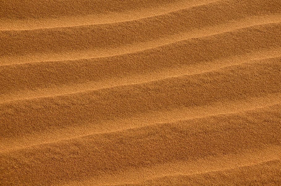 brauner Sand, Dünen, Sand, Textur, Landschaft, Tour, Hintergründe, Muster, Natur, texturiert, goldfarben, Vollbild, keine Leute, Tag, draußen, Land, Sonnenlicht, High Angle View, braun, Schönheit in der Natur, Szenen - Natur, Wellenmuster, Ruhe, Strand, Sanddüne, Wüste, Klima, trockenes Klima, 4K