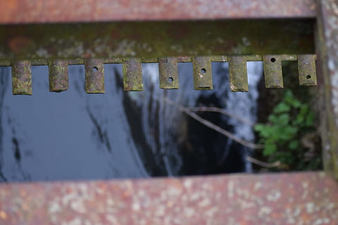 tæt på, bro, rust, metal, selektiv fokusering, tekst, ingen mennesker, dag, meddelelse, vestlige script, rusten, udendørs, natur, sikkerhed, gammel, blad, høj vinkel visning, postkasse, plante, arkitektur, murbygningsfunktion, Strømforsyning, 5K, CC0, offentligt domæne, royaltyfrie