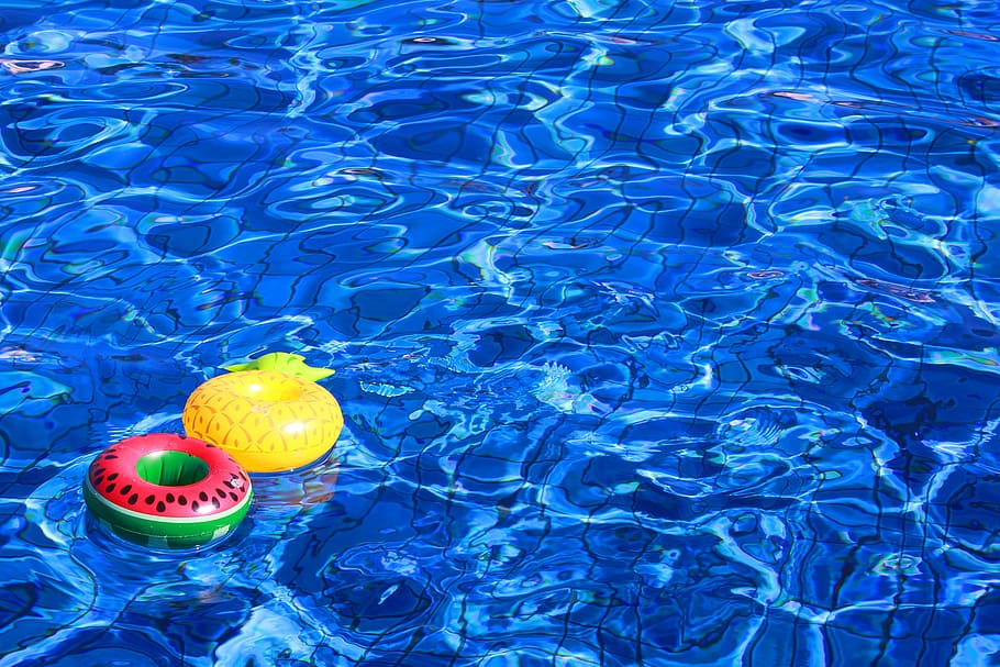 Wassermelone, Ananas aufblasbar, Blau, Schwimmbad, Ananas, aufblasbar, blauer Pool, Wasser, Sommer-, Frische, keine Leute, Flüssigkeit, Schwimmen, auf dem Wasser schwimmen, Tag, schwimmend, gewellt, High Angle View, Natur, Ufergegend, Essen und Trinken, draußen, Ball, Badeente, Schläuche, Gelb, 1080P