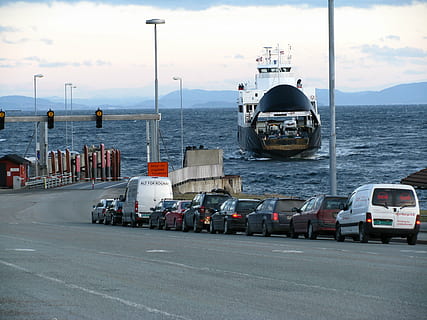 ferri, espera, cua, cotxe, vaixell, viatjar, Rørvik, trondheim noruega, noruega, viatger escandinau, transport, manera de transport, aigua, vaixell nàutic, mar, cel, núvol - cel, dia, naturalesa, transport de mercaderies, automòbil, carretera, vehicle terrestre, Enviament, a l'aire lliure, arquitectura, horitzó sobre l’aigua, embarcacions de passatgers, 2K, CC0, domini públic, lliure de regalies