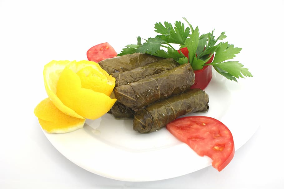 fulles, embolcall, aperitiu, aperitius freds, ajuda, menjar, placa, decoratiu, carn, sopar, gourmet, vaixella, bistec, menjar i beguda, fons blanc, tallar, vegetals, frescor, alimentació saludable, fruita, tomàquet, llest per menjar, Color blanc, tir de l'estudi, a l'interior, mida de la porció, tall, groc, carn vermella, cap gent, berenar, vedella, fer dieta, herba, 5K