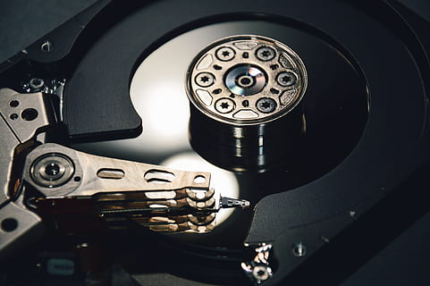 pevný disk, hdd, počítač, technologie, detail, uvnitř, nikdo, sdělení, spojení, kov, stroje, zařízení, vysoký úhel pohledu, stálý život, umělecká kultura a zábava, strojní část, retro stylu, jeden objekt, média, muž, člověk objekt, zaměřit se na popředí, elektrické zařízení, 5K, CC0, veřejná doména, bez autorských práv
