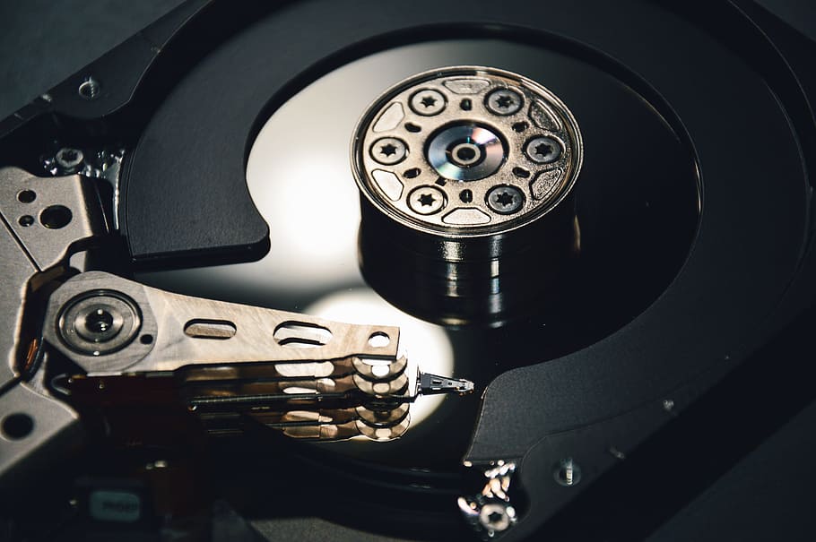 disc dur, hdd, ordinador, tecnologia, primer pla, a l'interior, cap gent, comunicació, connexió, metall, maquinària, equipament, vista d’angle alt, natura morta, cultura i entreteniment artístic, part de la màquina, estil retro, sol objecte, els mitjans de comunicació, fet per l'home, objectes fets per l’home, centrar-se en primer pla, equipament elèctric, 5K