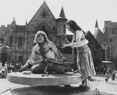 lon chaney, aktor, patsy ruth miller, aktorka, zabytkowe, film, ruchome obrazki, kino, retro, klasyczny, gwiazda, czarny i biały, hollywood, Dzwonnik z Notre Dame, ssak, architektura, prymas, jedno zwierzę, małpa, posiedzenie, dzień, krajowy, zbudowana struktura, na zewnątrz budynku, zwierzęta domowe, kręgowiec, ludzie, reprezentacja, historia, 1080P, CC0, domena publiczna, darmowe zdjęcia