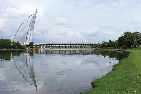 most, rzeka, odbicie, woda, punkt orientacyjny, Malezja, turystyka, podróżować, krajobraz, Azja, sławny, jasny, niebo, jezioro, architektura, zbudowana struktura, chmura - niebo, roślina, drzewo, Natura, dzień, na zewnątrz budynku, połączenie, nabrzeże, żadnych ludzi, na dworze, cele podróży, 4K, CC0, domena publiczna, darmowe zdjęcia