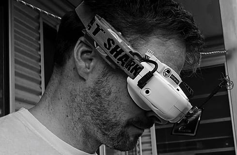 gråtonebillede, mand, iført, fpv drone beskyttelsesbriller, headset, FPV, beskyttelsesbriller, flyvningen, drone, virtuel, virkelighed, quadrokopter, fjern, teknologi, futuristisk, herrer, mennesker, hanner, en person, voksen, sort og hvid, kun en mand, kun mænd, retro stylet, hovedskud, portræt, skæg, midt voksne mænd, ansigtshår, livsstil, midt voksen, indendørs, rigtige mennesker, fritidsaktivitet, tæt på, moden voksen, sidebillede, fokus på forgrunden, modne mænd, menneskeligt ansigt, 1080P, CC0, offentligt domæne, royaltyfrie