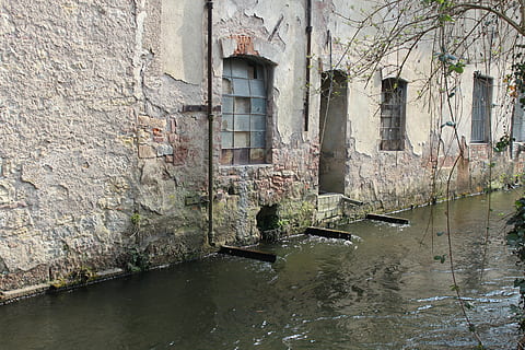 parete, pietra, sfondo, muro di pietra, struttura, murato, vecchio, mattoni, vecchio sanja, muro di mattoni, grigio, opere murarie, casa, facciata, costruzione, finestra, architettura, facciata della casa, acqua, bach, fiume, struttura costruita, esterno dell'edificio, giorno, nessuno, natura, all'aperto, lungomare, caratteristica della parete, pianta, riflessione, albero, canale, temi animali, intemperie, 5K, CC0, dominio pubblico, privo di copyright