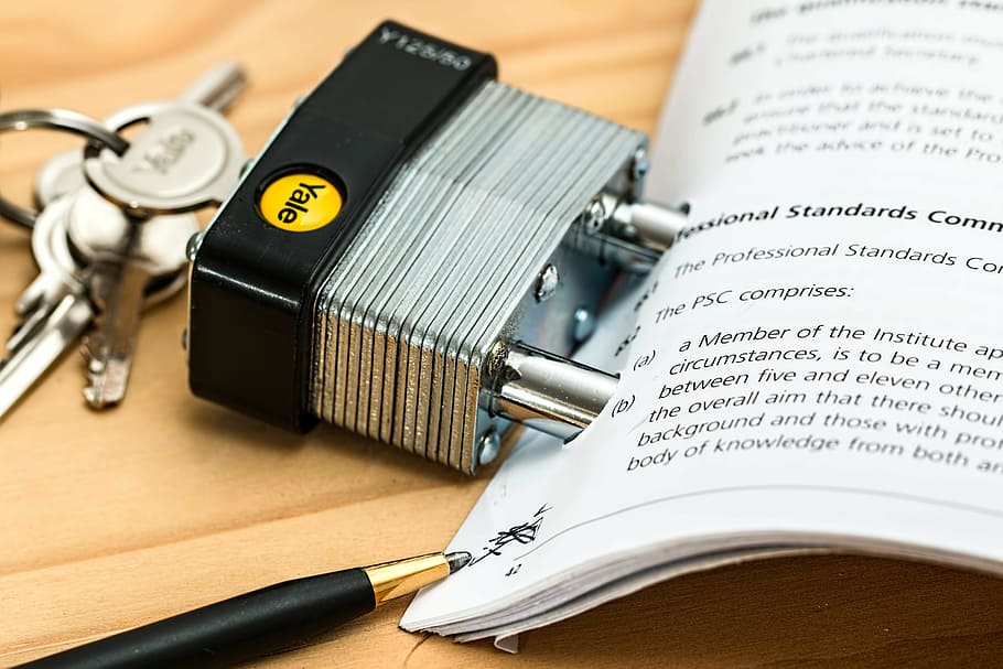 gris, negre, cadenat de Yale, al costat, blanc, llibre, contracte vinculant, contractar, segur, acord, vinculació, legal, document, contractual, Llei, negocis, signe, bolígraf, signatura, advocat, paperassa, obligació, negociació, Finances, compromís, termes, bloqueig, clau, llaç, compromès, garantia, bloquejat, obligat, contractes estancs, promesa, paraula, paper, cap gent, primer pla, a l'interior, taula, natura morta, text, nombre, seguretat, centrar-se en primer pla, vista d’angle alt, equipament, tecnologia, comunicació, metall, enfocament selectiu, protecció, accessori personal, 5K