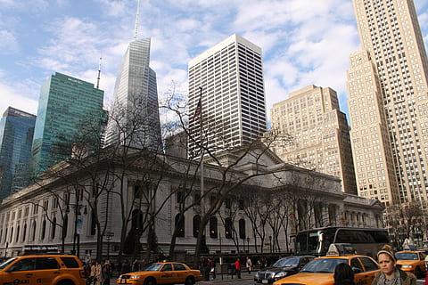 biblioteca, sombras, nuvens, construção, cidade de Nova York, Nova York, Manhattan, Táxi, amarelo, azul, arquitetura, exterior do edifício, estrutura construída, cidade, exterior do prédio de escritórios, modo de transporte, arranha-céu, céu, transporte, alto - alto, carro, moderno, nuvem - céu, torre, veículo motorizado, dia, natureza, rua, veículo terrestre, ao ar livre, ninguém, paisagem urbana, Distrito financeiro, 4K, CC0, domínio público, royalty free