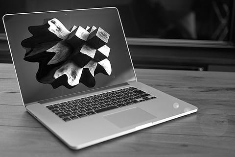 gråskala bærbar computer, skrivebord, computer, terning, sort og hvid, mac, 3d, abstrakt, kunst, skærm, meddelelse, teknologi, trådløs teknologi, bærbar, bord, forbindelse, indendørs, træ - materiale, ingen mennesker, tæt på, tastatur, kreativitet, computerudstyr, computer tastatur, dag, internet, forretning, natur, 1080P, CC0, offentligt domæne, royaltyfrie