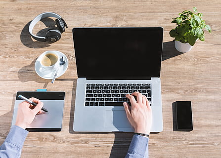 MacBook Air, gedreht, Laptop, Notizbuch, Arbeit, Tastatur, unabhängig, Computer, pc, MacBook, Taschenrechner, Tablette, Grafiktablet, Schlüssel, Bildschirm, Attrappe, Lehrmodell, Simulation, Innenministerium, Zuhause, Büroarbeit, Büro, Arbeitsplatz, Web-Design, Apfel, Monitor, Lancer, Arbeit im Freien, Geschäft, Erfolg, Internet, Mac, Cutter, Film, Schnitt, bearbeiten, kabellose Technologie, Technologie, mit laptop, Kommunikation, Tabelle, Verbindung, tragbares Informationsgerät, Tasse, direkt darüber, menschliche Hand, eine Person, High Angle View, Essen und Trinken, Becher, Holz - Material, Smartphone, Getränk, Hand, 4K, CC0, gemeinfrei, lizenzfrei