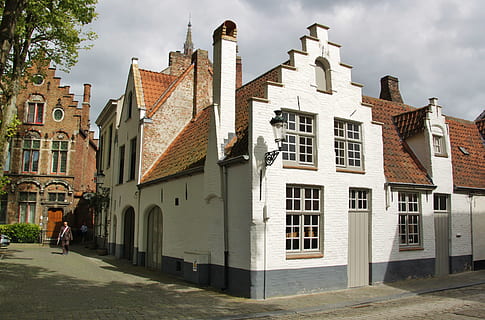 Architektur, Gebäude, Fenster, Fassade, die Architektur, Gebäude, historisch, Dach, Dächer, alt, alte Stadt, Belgien, Brügge, mittelalterliche Stadt, Stadt, Weltkulturerbe, historische Erhaltung, Gitterfenster, klein, gemütlich, Sehenswürdigkeiten, Steinfassade, romantisch, dekorativ, Touristenattraktion, Haus, Gebäudehülle, gebaute Struktur, Kulturen, Himmel, Wohngegend, wolke - himmel, Natur, Tag, echte Menschen, Lebensstile, draußen, Menschen, Männer, die Vergangenheit, Geschichte, Straße, 4K, CC0, gemeinfrei, lizenzfrei