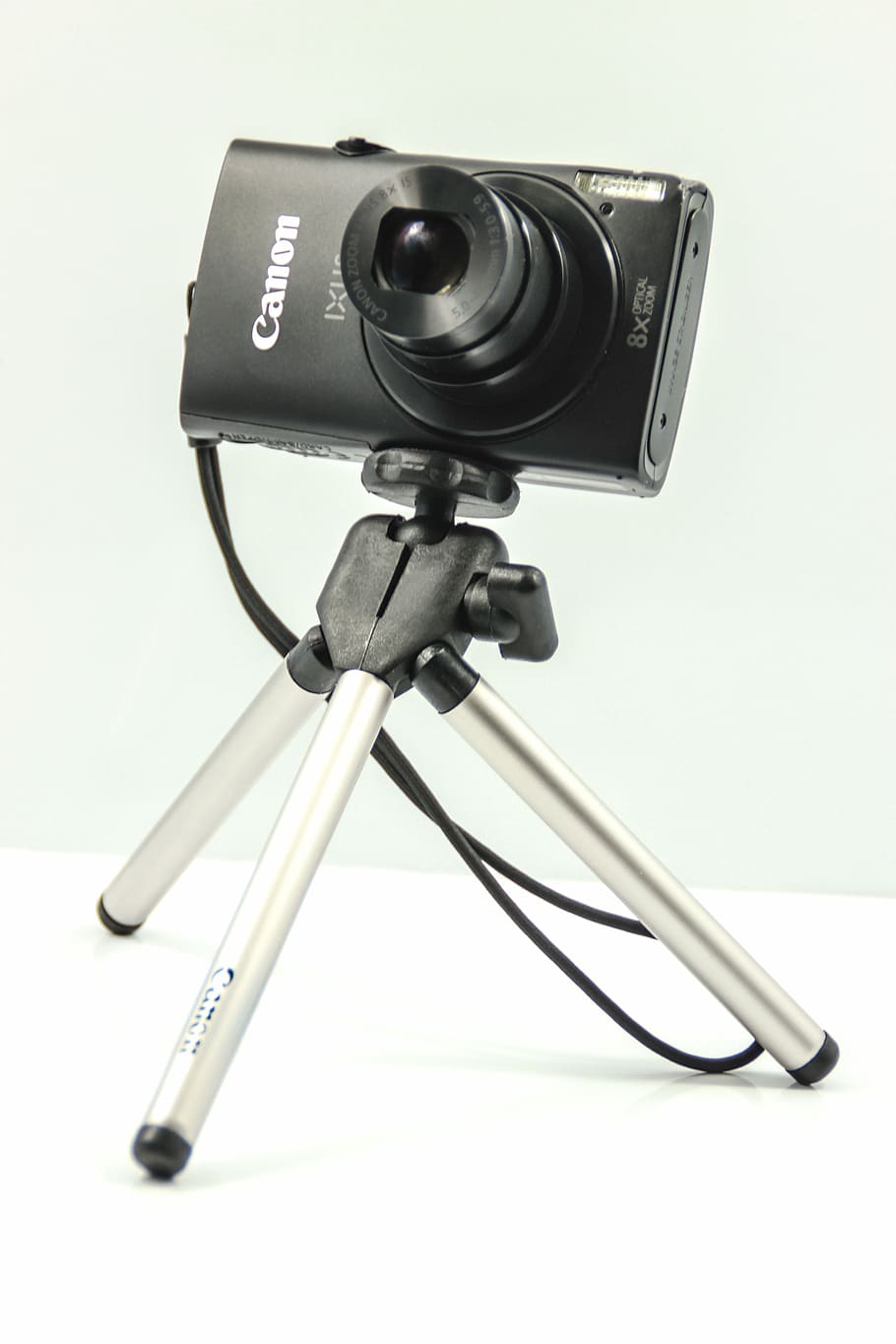 digitalt kamera, kanon, kamera, digital, billede, apparat, sort, hvid, stativ, klare bunden, studio skud, hvid baggrund, filmindustrien, lydstudie, mikrofon, lydoptagelsesudstyr, teknologi, indendørs, fotografering temaer, stilleben, ingen mennesker, fotografisk udstyr, kunstkultur og underholdning, tæt på, kamera - fotografisk udstyr, meddelelse, sort farve, hjemme videokamera, udstyr, Medierne, filme, video, 5K