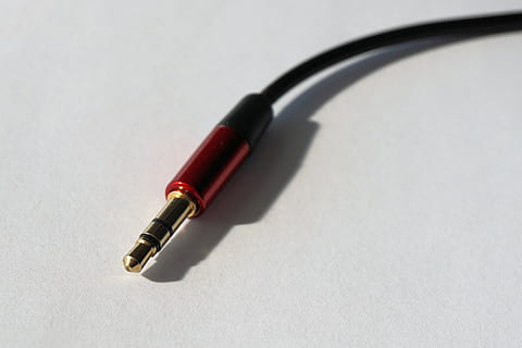 colokan jack, colokan headphone, steker, kabel, emas, stereo, mendongkrak, tembakan studio, objek tunggal, dalam ruangan, bayangan, merapatkan, latar belakang putih, tidak ada orang, pena, menyalin ruang, colokan listrik, alat tulis, masih hidup, listrik, koneksi, teknologi, warna hitam, mendengarkan, fokus pada latar depan, musik, pulpen, 4K, CC0, domain publik, bebas royalti