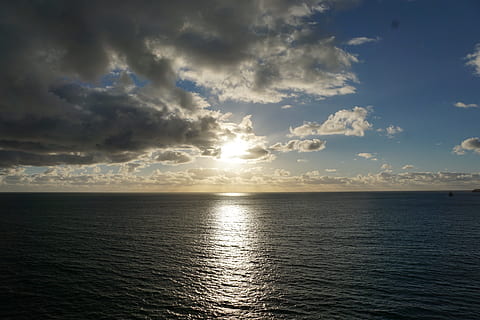 Himmel, Licht, Wolken, blaues Meer, Sonne, Blau, Ozean, atlantisch, Kreuzfahrt, Seefahrt, segeln, Meer, Wasser, sonnig, wolkig, tief, grau, Wetter, transatlantisch, Reise, Urlaub, Abenteuer, Glück, hoffen, Freude, Entstehung, Erde, Luft, Natur, Ruhe, Reflexion, Schönheit in der Natur, szenen, wolke - himmel, Horizont, Horizont über Wasser, Szenen - Natur, ruhige Szene, Ufergegend, keine Leute, seelandschaft, Sonnenlicht, idyllisch, Sonnenuntergang, draußen, 5K, CC0, gemeinfrei, lizenzfrei