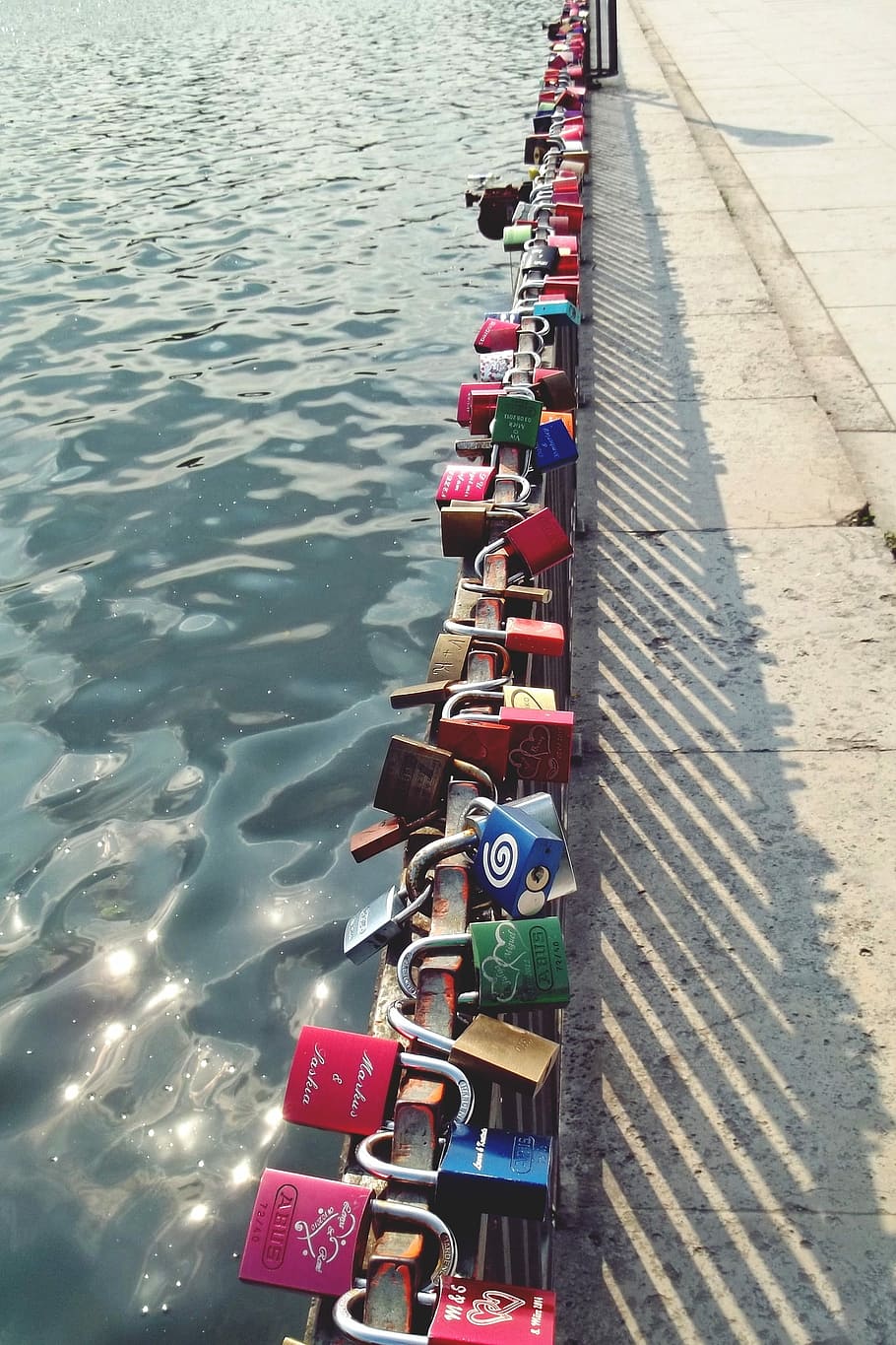 castells, quadrícula, pont, cadenat, amor, tanca, castell d'amor, panys d'amor, símbol, promesa, símbol d’amor, cadenats, amor etern, coronament, cor, cadena, seguretat, castell, segur, vell, inoxidable, gravat, eternitat, bloqueja a, bloquejable, metall, aigua, llac, brilli, brillar, vista d’angle alt, en fila, dia, a l'aire lliure, transport, naturalesa, vaixell nàutic, riu, multicolor, llum solar, manera de transport, cap gent, gran grup d'objectes, protecció, davant del mar, material de fusta, 2K