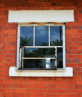 parete, mattone, finestra, riflessione, rosso, fondale, costruzione, strutturato, muratura, Materiale, muro di mattoni, struttura, esterno, caratteristica della parete, Casa, esterno dell'edificio, architettura ed edifici, architettura, facciata, giorno, nessuno, all'aperto, struttura costruita, vetro - materiale, trasparente, pianta, albero, città, crescita, telaio della finestra, 1080P, CC0, dominio pubblico, privo di copyright
