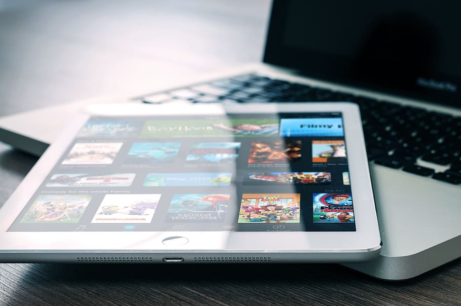 blanc, ipad, pro, MacBook, oficina, ordinador, tauleta, poma, pantalla, monitor, portàtil, modern, quadern, mac, lloc de treball, negocis, tecnologia, mobilitat, treballar, escriptori, comunicació, tecnologia sense fils, connexió, a l'interior, primer pla, cap gent, dispositiu d’informació portàtil, text, taula, Internet, xarxa d’ordinadors, guió occidental, equips informàtics, vista d’angle alt, natura morta, teclat, 4K