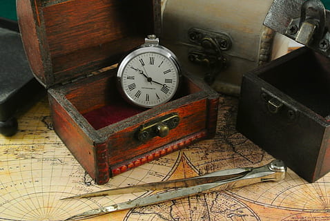 tasca d'argento, orologio, 10:18, chiave, Aperto, castello, vicino, avvicinamento, castello, vicino, il petto, Tesoro, scatola, mattina, tempo, vecchio stile, antico, nessuno, in casa, vecchio, legno - materiale, in stile retrò, storia, il passato, tavolo, natura morta, obsoleto, precisione, vista dall'alto, attrezzatura, analogico, metallo, giorno, 4K, CC0, dominio pubblico, privo di copyright
