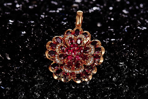 guld-farvet, rød, ædelsten, Encrusted, vedhæng, blomster, rubin, smykker, dekoration, skinnende, mode, luksus, elegance, udsmykkede, sort baggrund, ingen mennesker, dyrebar perle, studio skud, tæt på, rigdom, diamant - ædelsten, stilleben, indendørs, kærlighed, hjerte form, positive følelser, personlige tilbehør, fokus på forgrunden, 2K, CC0, offentligt domæne, royaltyfrie