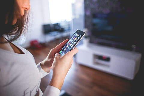 dangkal, fotografi fokus, wanita, v-neck, lengan panjang, teratas, memegang, ruang, Abu-abu, iphone 6, maket, iphone, aplikasi, ponsel, ios, ui, teknologi, tulang selangka, kerja, gadis, ux, alat, motivasi, kehidupan, tempat kejadian, mengembara, perjalanan, jelajahi, menemukan, mencapai, berhasil, kesejahteraan, kreatif, dewasa, perempuan, satu orang, remote control, gaya hidup, teknologi nirkabel, dalam ruangan, orang dewasa pertengahan, kehidupan rumah tangga, rambut coklat, kontrol, terpencil, koneksi, pilihan, anak muda, budaya seni dan hiburan, tangan, menonton televisi, 5K, CC0, domain publik, bebas royalti