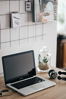macbook, Pro, auriculares, de madera, escritorio, Macbook Pro, manzana, computadora, cuaderno, ordenador portátil, Mac, Unitra, negocio, oficina, tecnología, adentro, mesa, teclado, nadie, monitor de computadora, Internet, moderno, café - bebida, lugar de trabajo, tecnología inalámbrica, comunicación, conexión, mueble, centrarse en primer plano, naturaleza muerta, día, enfoque selectivo, texto, de cerca, interior de la casa, papel, 4K, CC0, dominio público, libre de derechos