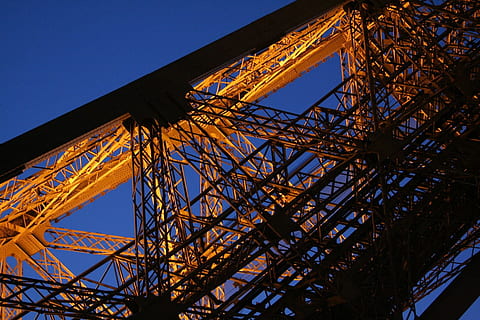 paris, eiffel, tower, estructura, acer, eiffel, torre, arquitectura, detall, nit, turisme, il·luminat, estructura construïda, cap gent, a l'aire lliure, vista d’angle baix, cel, passeig pel parc d’atraccions, metall, destinacions de viatge, Parc d'atraccions, naturalesa, blau, cel clar, connexió, ciutat, cultura i entreteniment artístic, tecnologia, transport, aliatge, 720P, CC0, domini públic, lliure de regalies