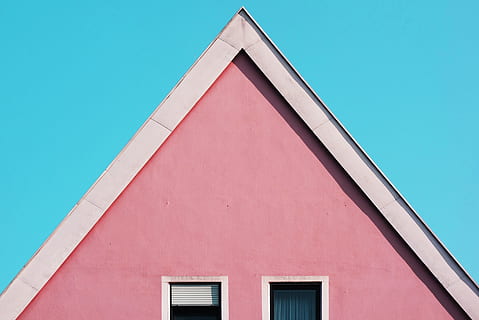 die Architektur, Gebäude, Infrastruktur, Struktur, Einrichtung, Haus, Fenster, pinke Farbe, Gebäudehülle, gebaute Struktur, keine Leute, Dreieck Form, Blau, Tag, rot, Natur, Nahansicht, Himmel, gestalten, draußen, Flachwinkelansicht, klarer Himmel, Dach, sonnig, Magenta, 4K, CC0, gemeinfrei, lizenzfrei