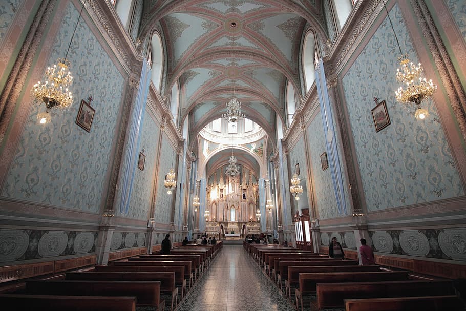 kirke midtgangen, træ-, kirkebænk, mennesker, sidder, inde, katedral stole, kirke, indre, dome, loft, religion, religiøs, hellig, hellige, kirkebænkene, midtergang, struktur, blå, gammel, katolsk, tempel, arkitektur, sted for tilbedelse, bygget struktur, spiritualitet, tro, indendørs, kirkestol, bygning, ingen mennesker, alter, bue, retning, vejen frem, arkitektoniske kolonne, glas, 4K
