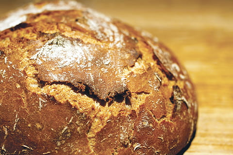 Brot, Dinkel, tun, Selbstgemachtes Brot, hausgemacht, Küche, Mehl, Lebensmittel, Essen und Trinken, gebacken, Frische, Nahansicht, Wohlbefinden, drinnen, fertig für den Verzehr, gesundes Essen, Süßes Essen, Genuss, Scheibe, Rosine, keine Leute, ein Leib Brot, Dessert, Fokus auf den Vordergrund, Kuchen, Versuchung, Vollkornbrot, Frühstück, 4K, CC0, gemeinfrei, lizenzfrei