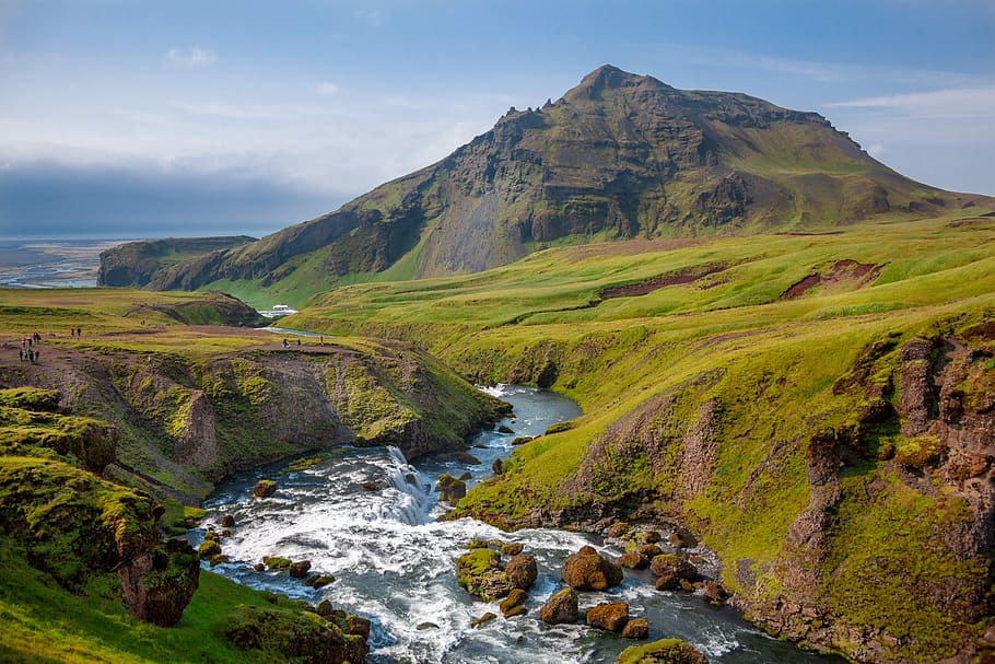 foto, riu, verd, herba, cobert, moutain, variar, muntanya, cascada, rock, paisatge, naturalesa, camp, cel blau, skogafoss, Islandia, escenics - natura, bellesa a la natura, aigua, cel, medi ambient, terra, escena no urbana, escena tranquil·la, tranquil·litat, planta, dia, núvol - cel, rock - object, idíl·lic, sòlid, cap gent, aigua que flueix, a l'aire lliure, rierol: aigua que flueix, que flueix, 4K